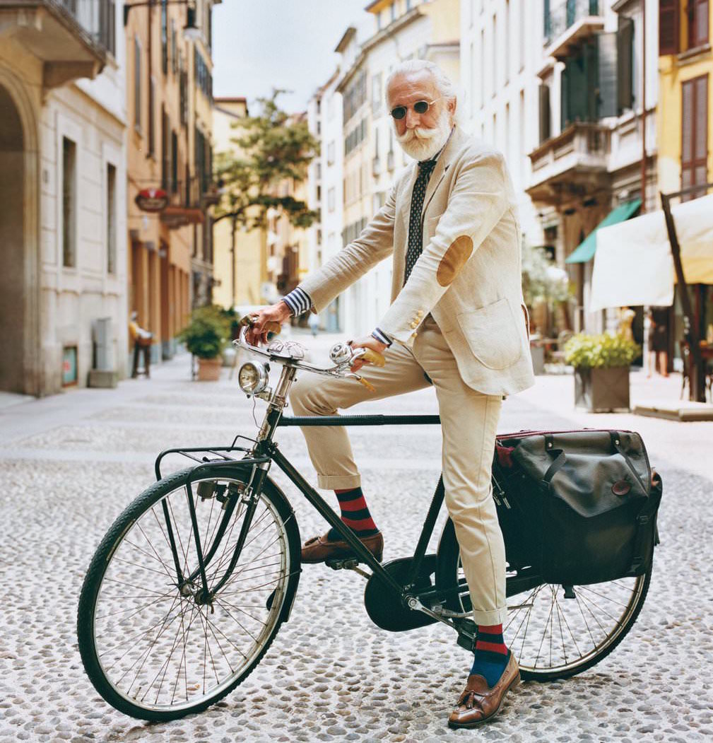 Homme élégant En Costume Formel Avec Vélo Sur La Rue De Nuit Image
