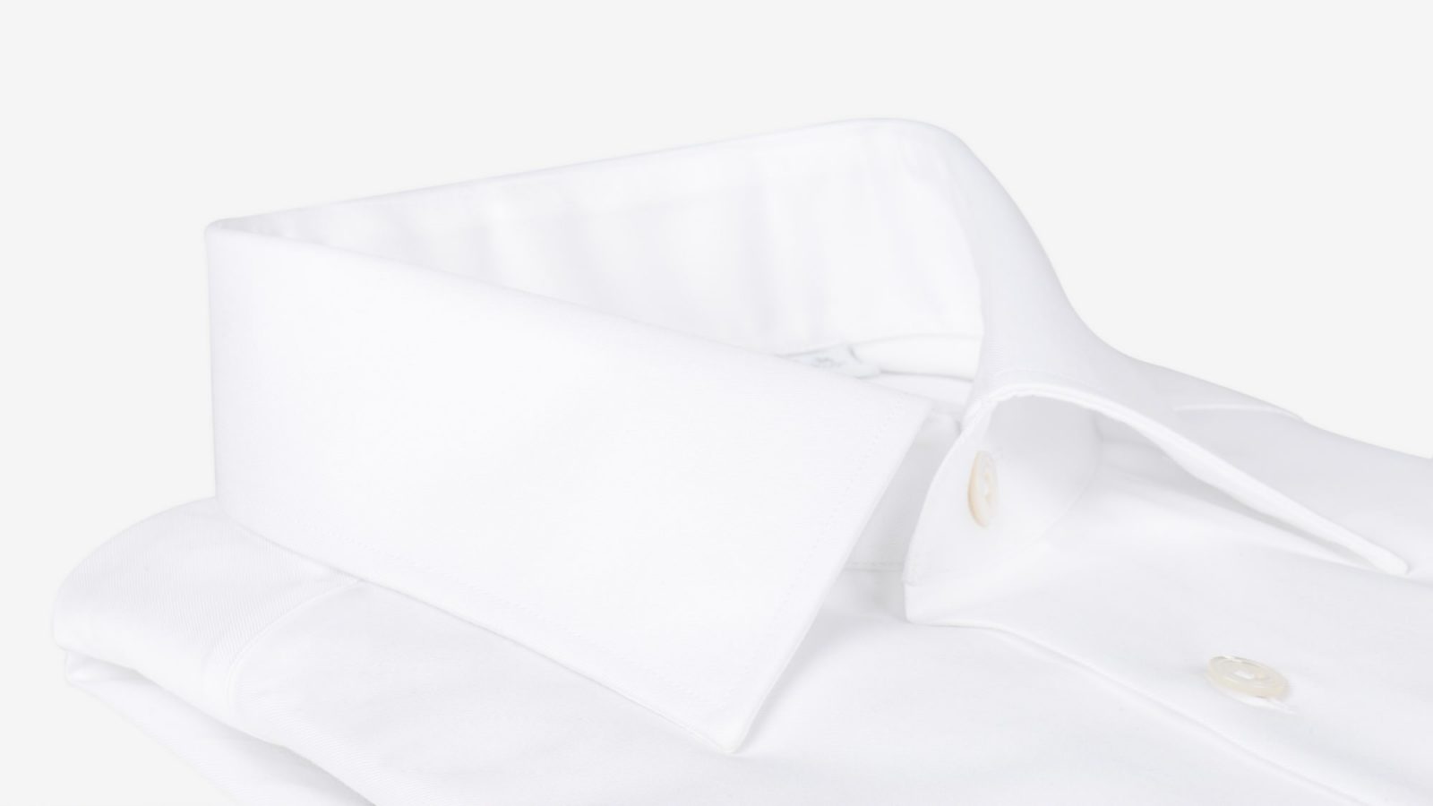 Chemise homme blanche élégante col rond coton, design moderne noir et blanc