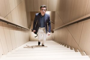 look blazer bleu marine pantalon blanc