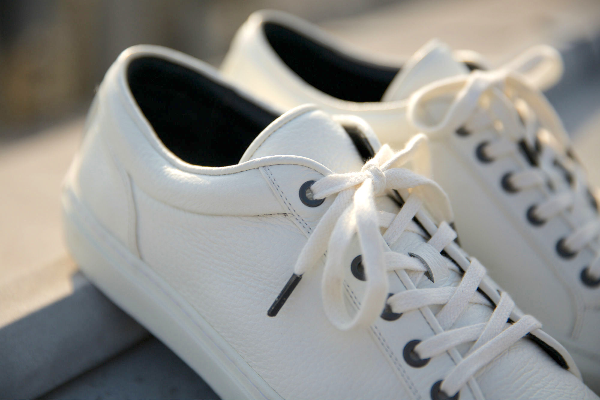 5-sneakers-blanches-asphalte