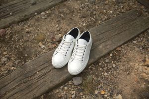 8-sneakers-blanches-asphalte