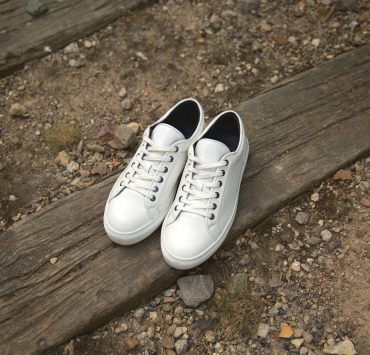 8-sneakers-blanches-asphalte