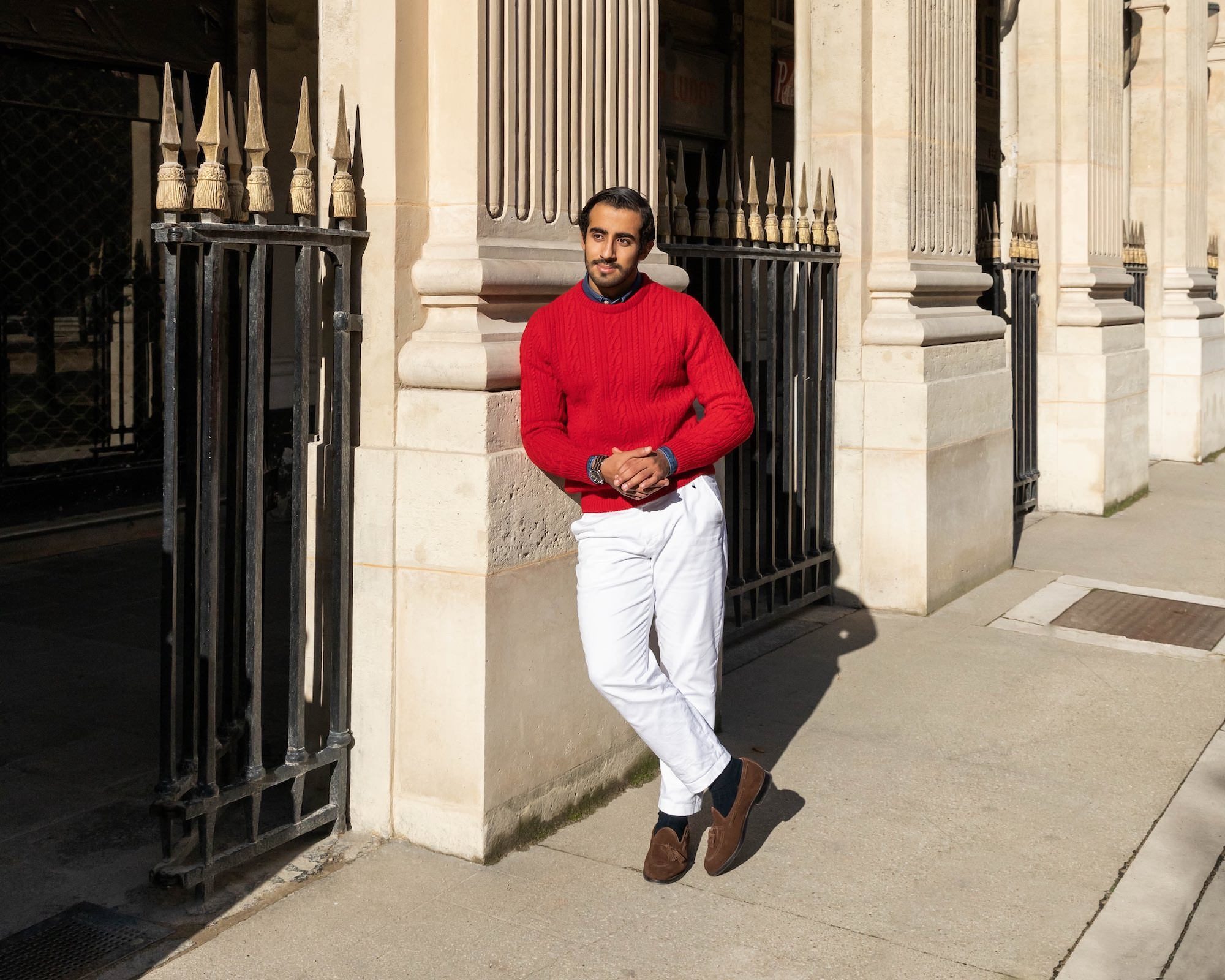 pull rouge avec pantalon blanc