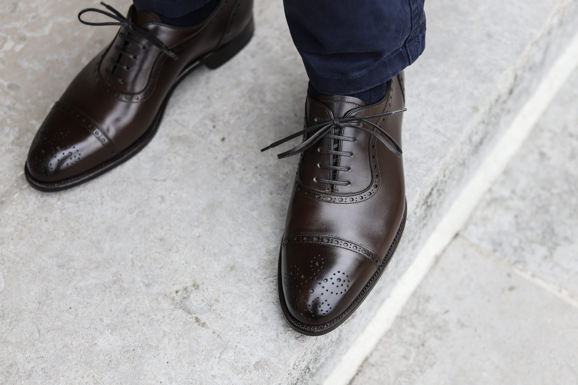 chaussure marron richelieu bout fleuri