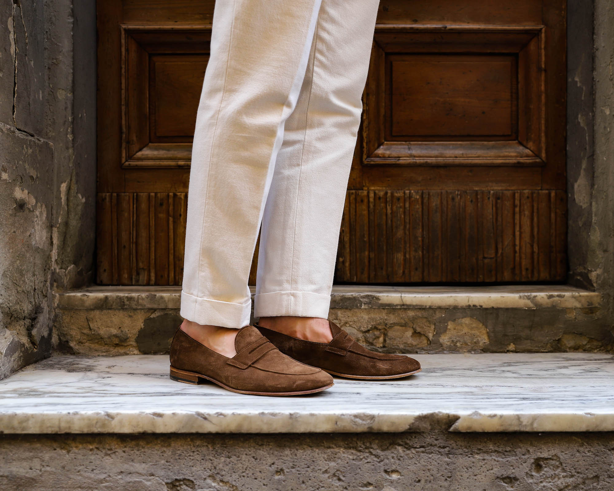 mocassins-marron-pantalon-blanc