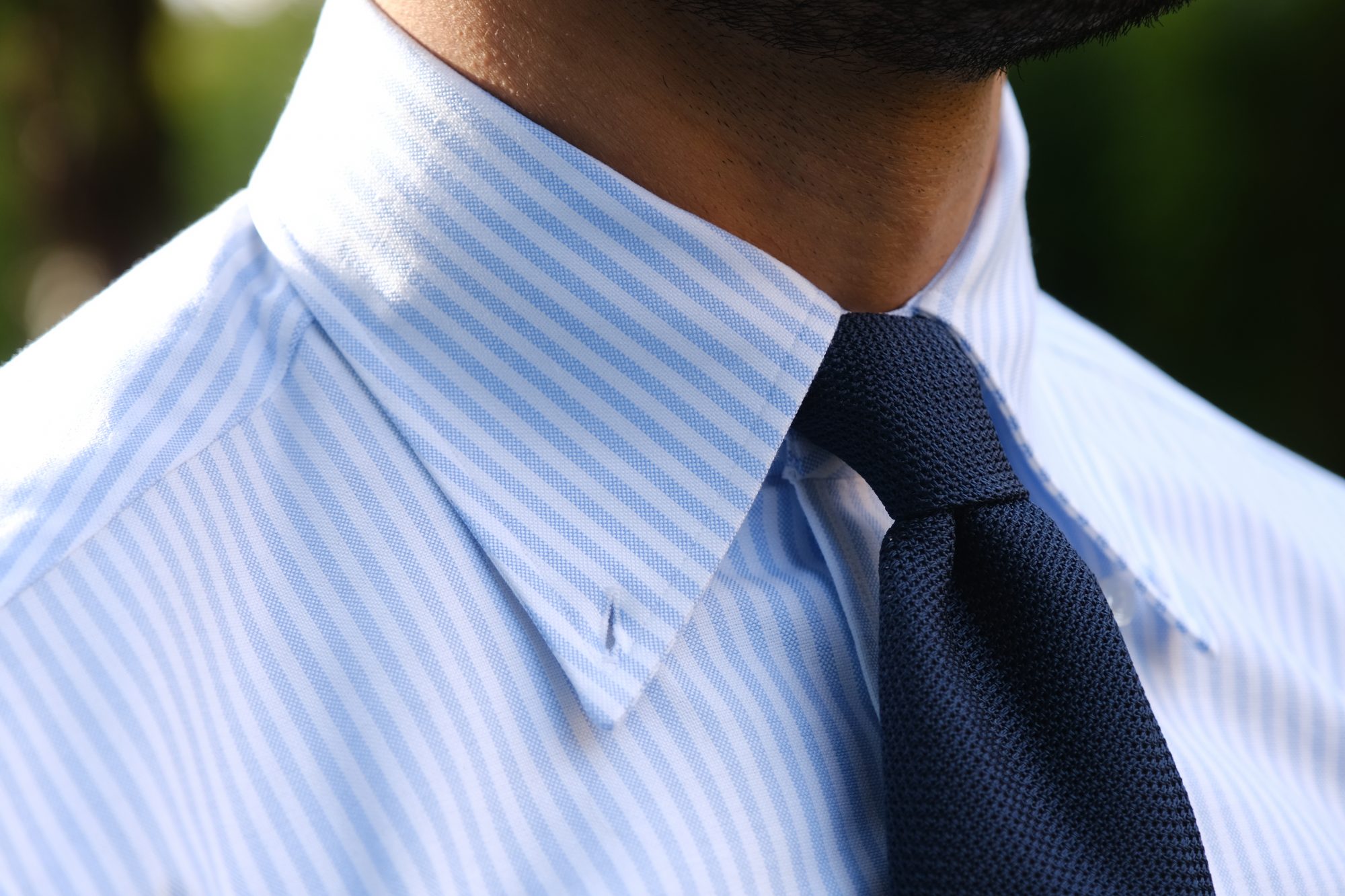 grand col de chemise et cravate