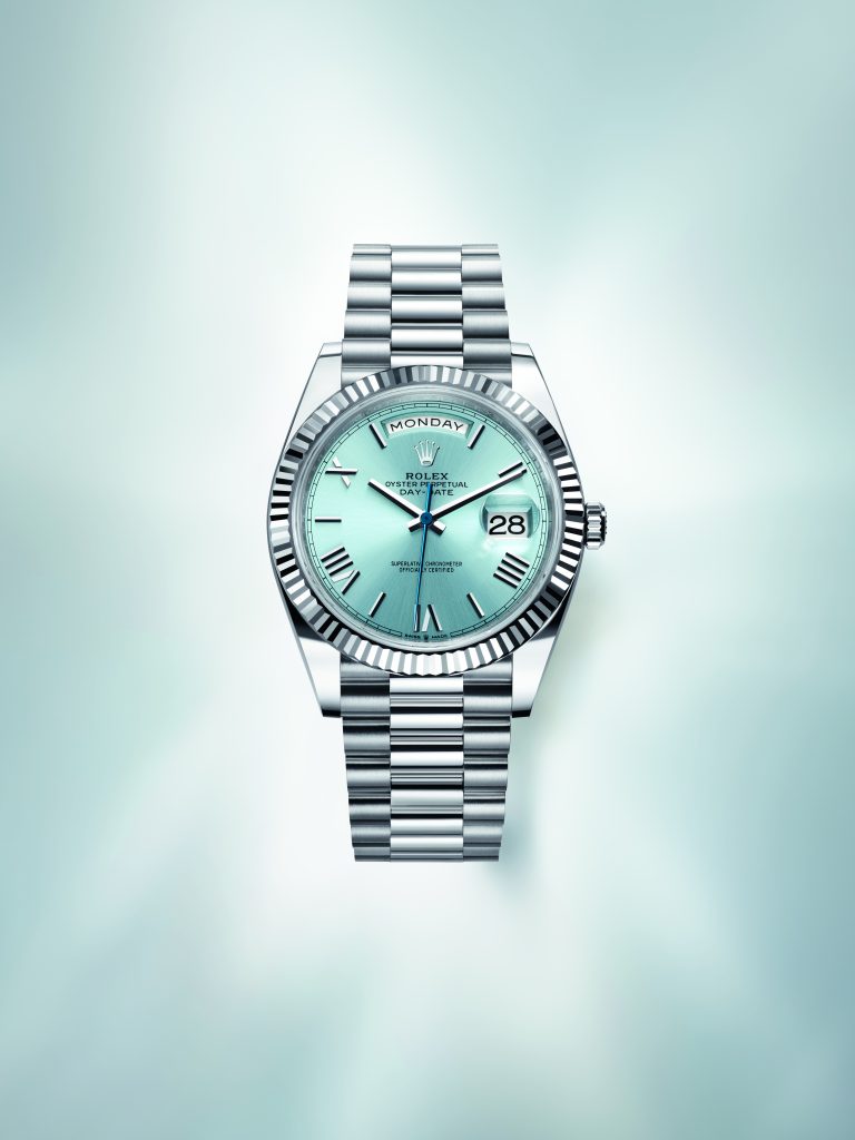 Montre Rolex Day-Date 40 à cadran bleu glacier, vue de face