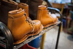 chaussures de montagne en montage