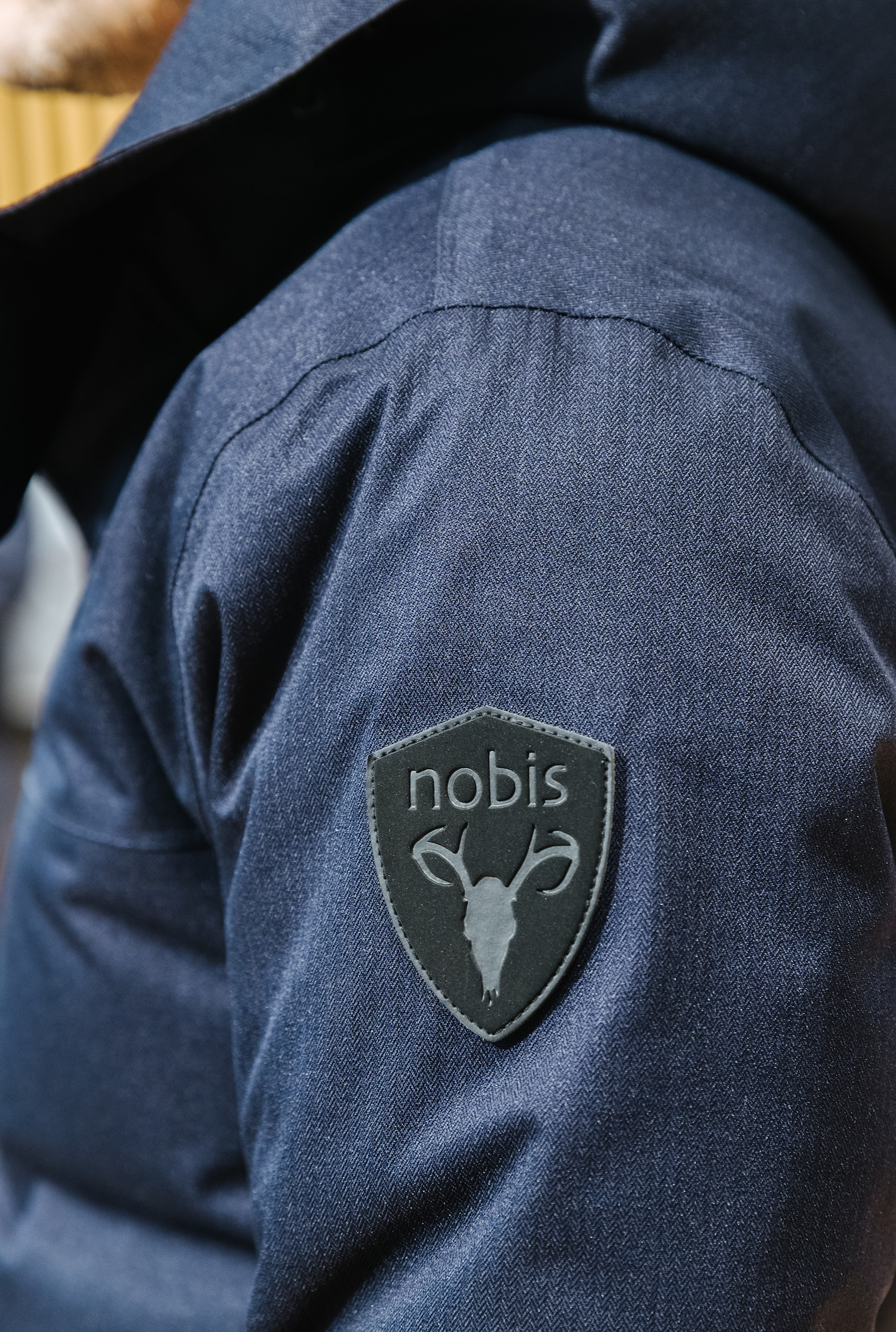 Nobis Yves bleu marine logo manche