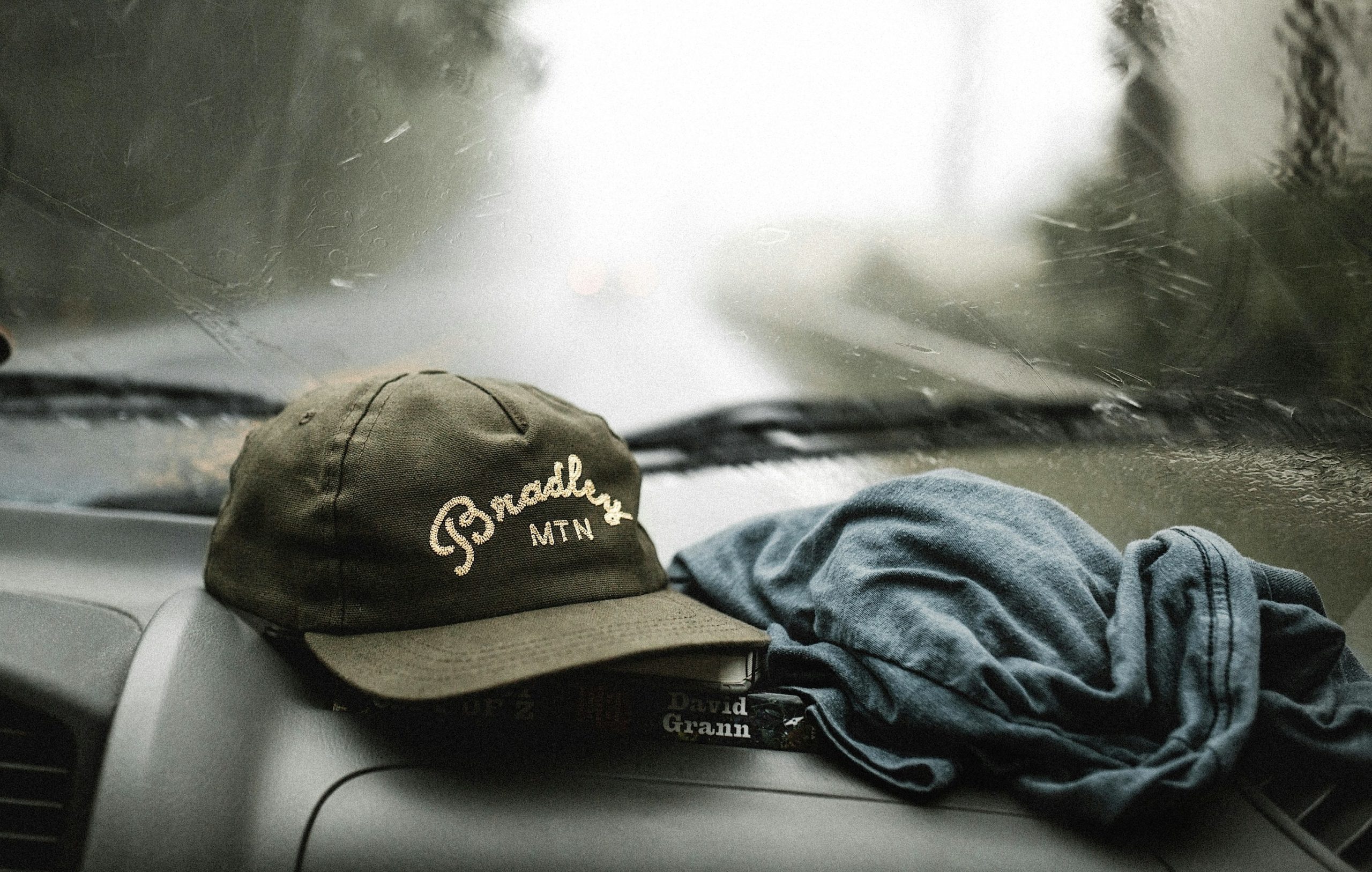 les formes de casquettes pour homme interieur de voiture casquette verte avec tshirt devant un pare brise