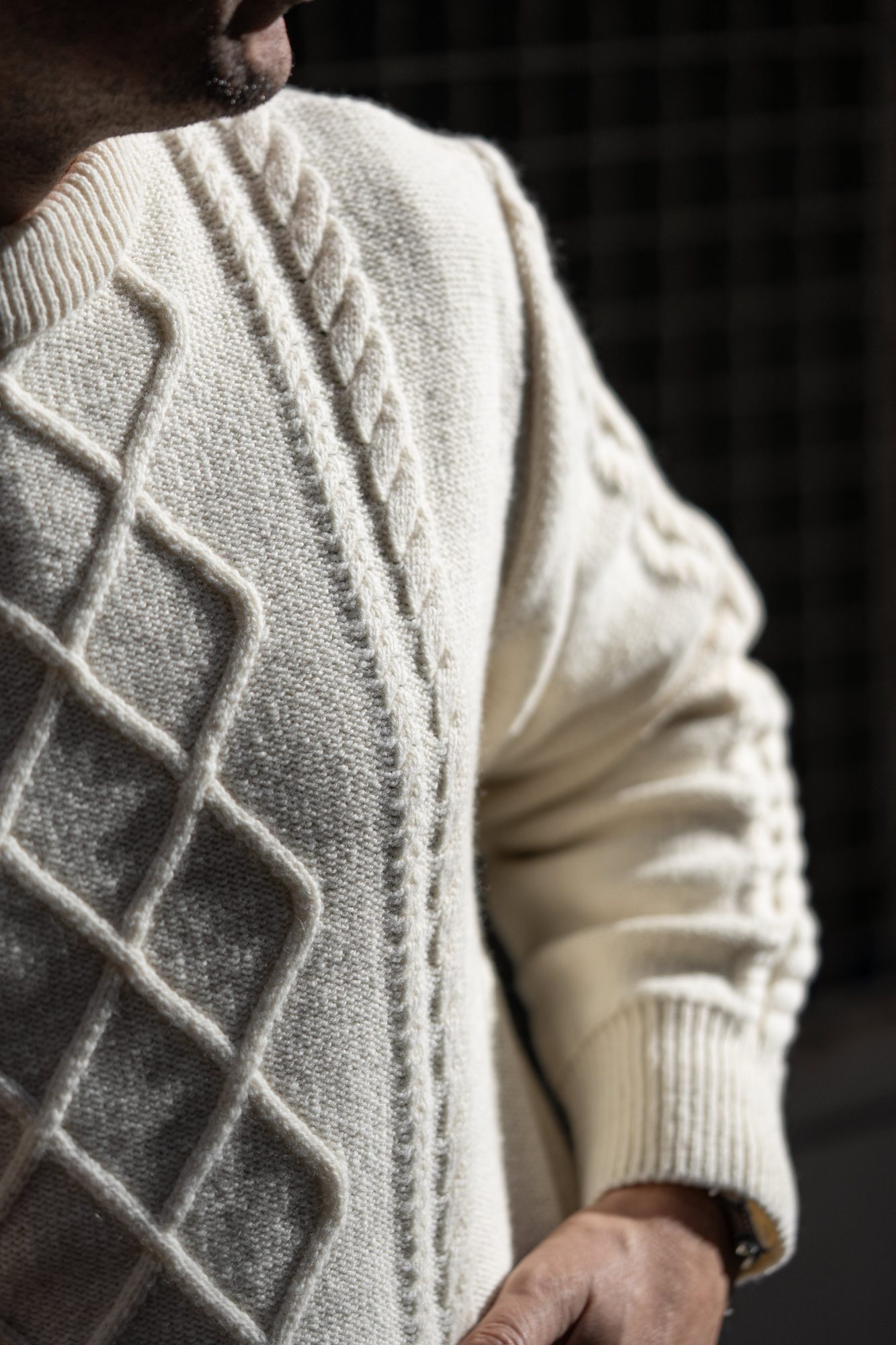 detail pull aran Le Minor Pull Ecossais homme laine merinos blanche