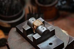 maison boursier gravure heraldique chevaliere paris