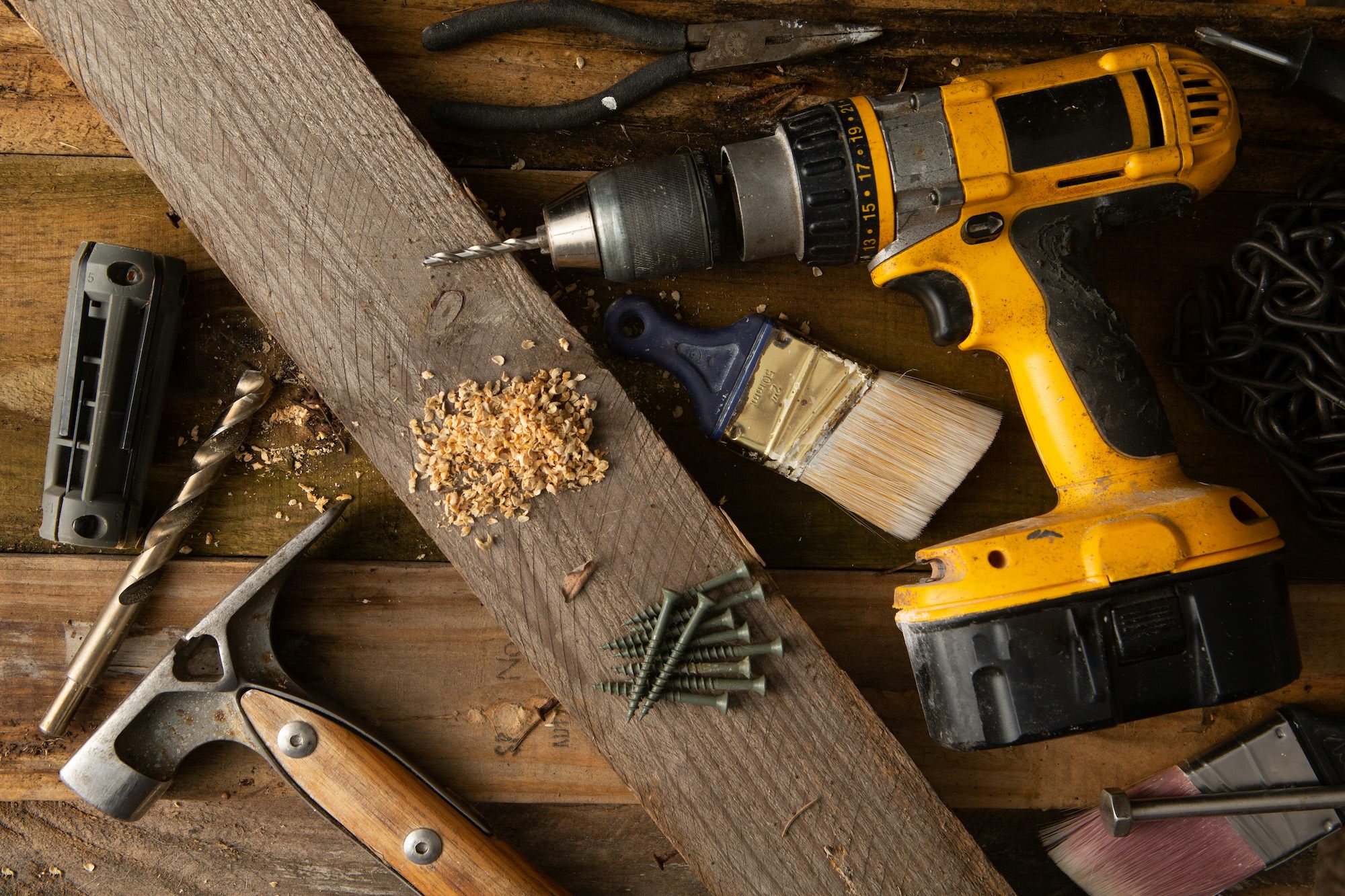 bricolage perceuse bois pinceau marteau