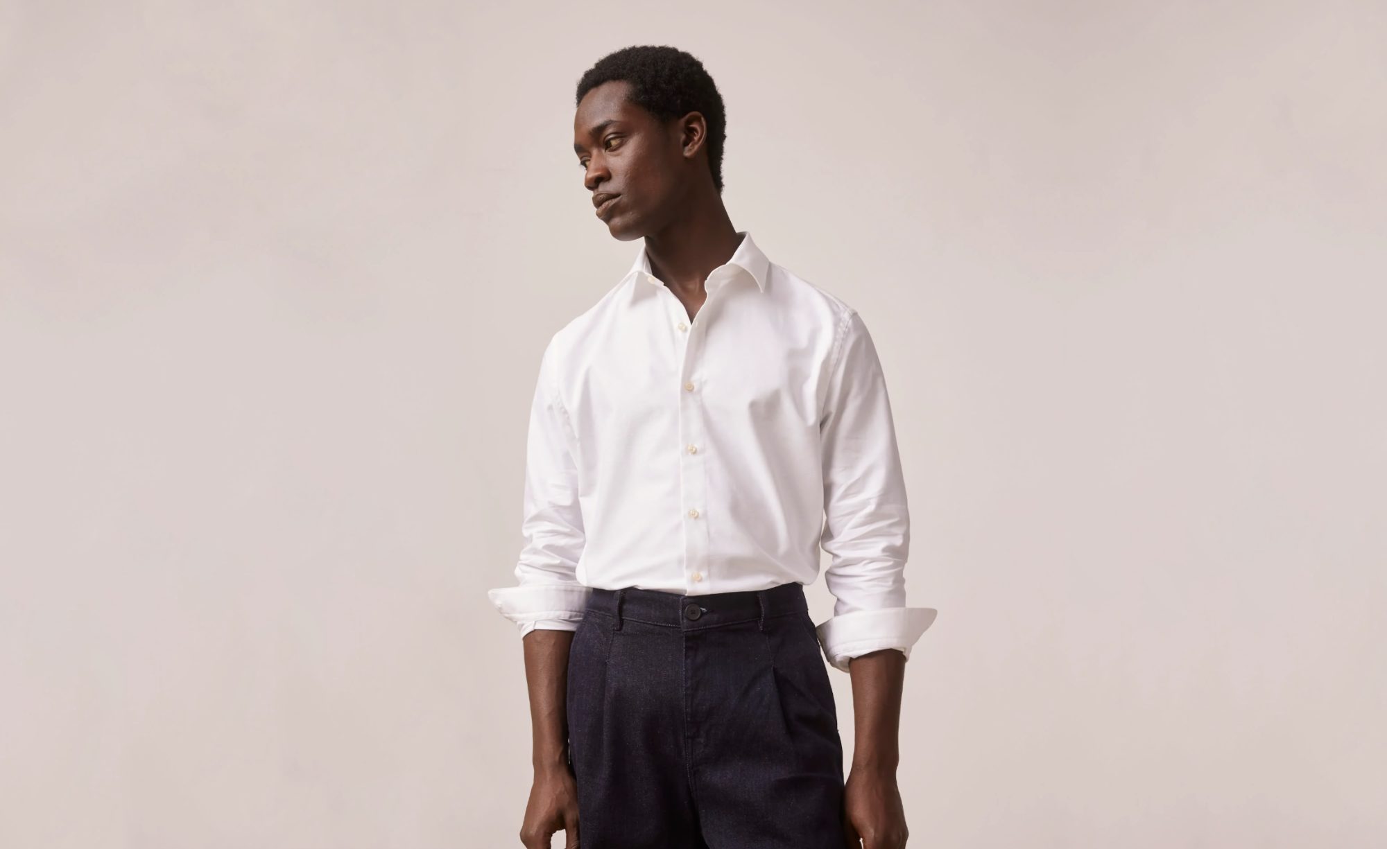 chemise blanche homme pantalon gris fonce