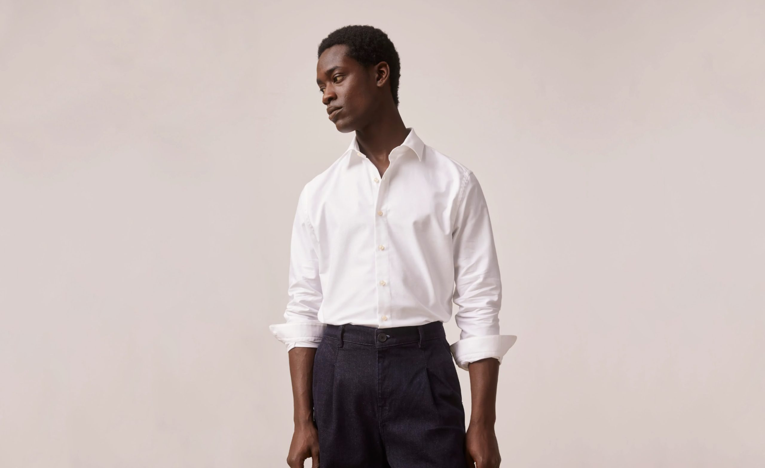 chemise blanche homme pantalon gris fonce