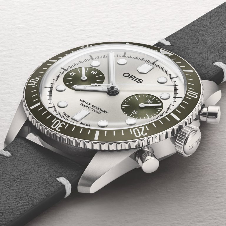 Montre Oris Divers Sixty-Five Chronographe automatique à cadran gris et vert, bracelet acier, 40 mm