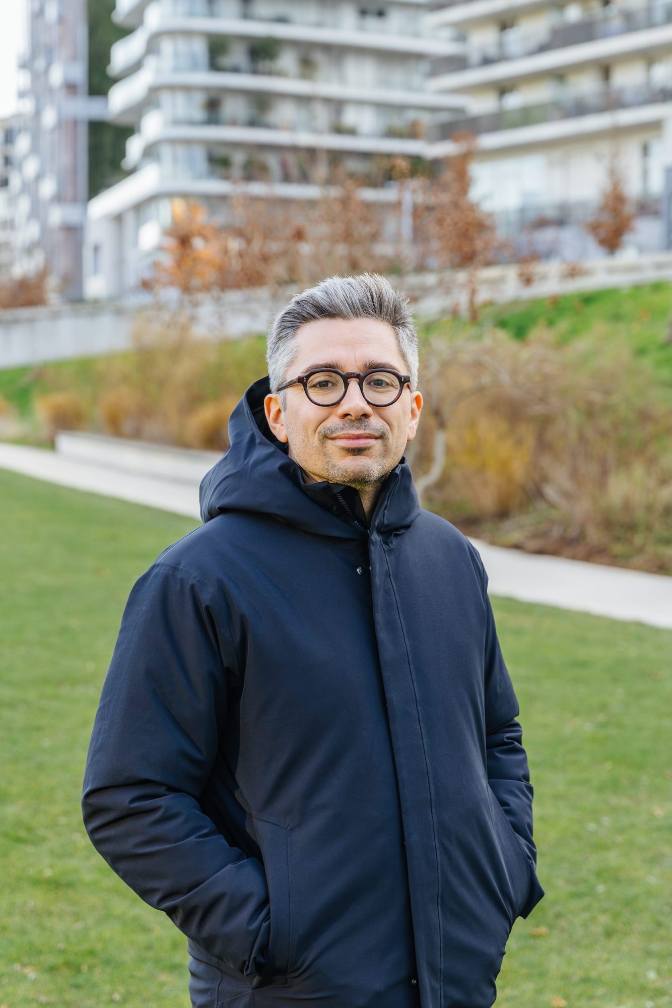 portrait arnaud chanteloup manteau bleu marine