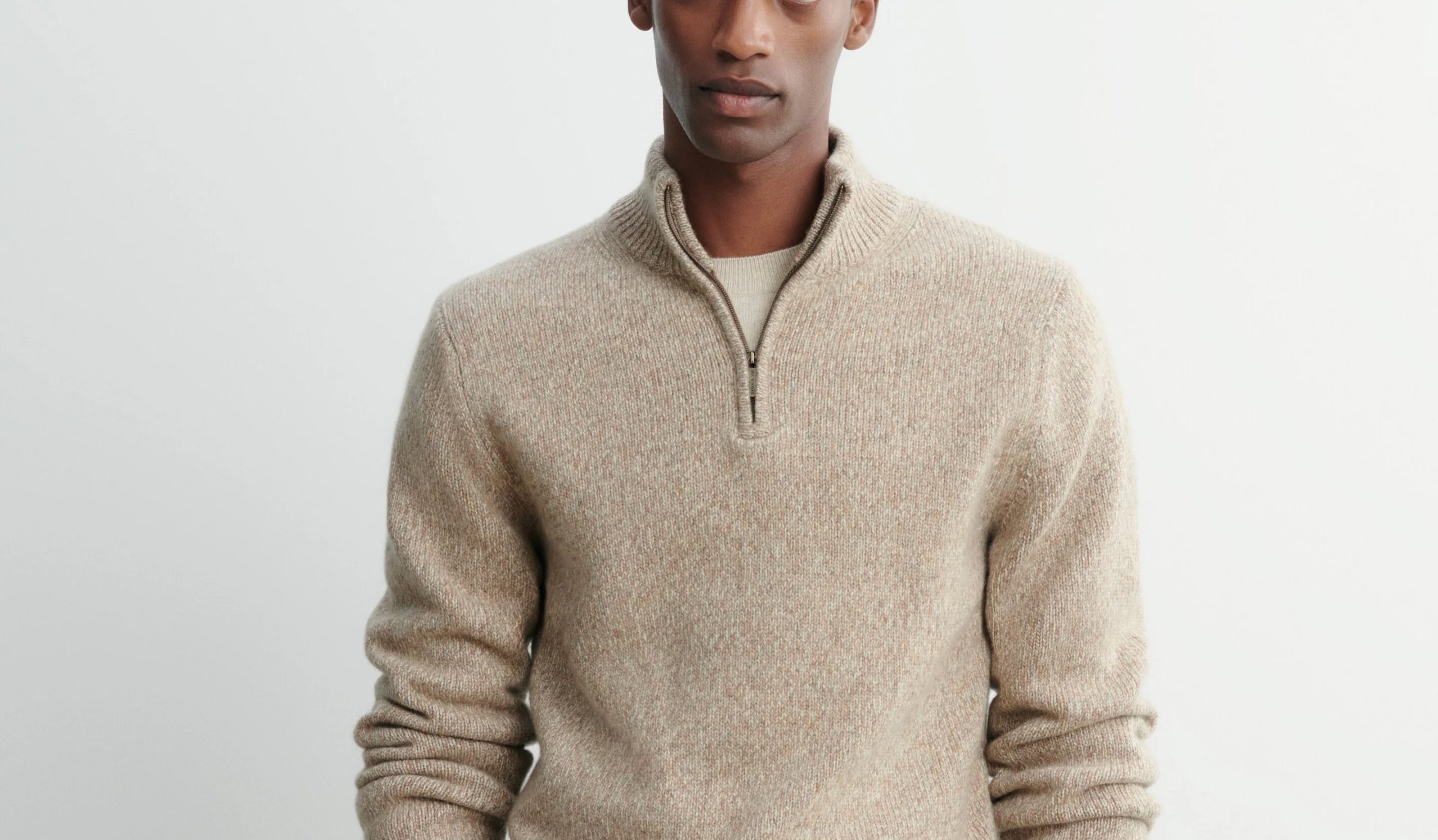 pull col camionneur trucker col zippe homme gris sur pantalon blanc cachemire bompard porte