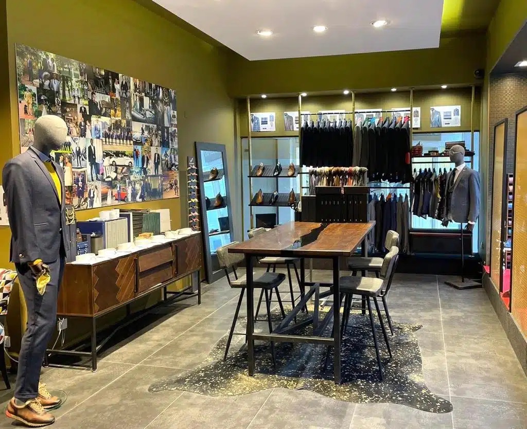 Tissus et vestes dans un showroom L'Atelier 5