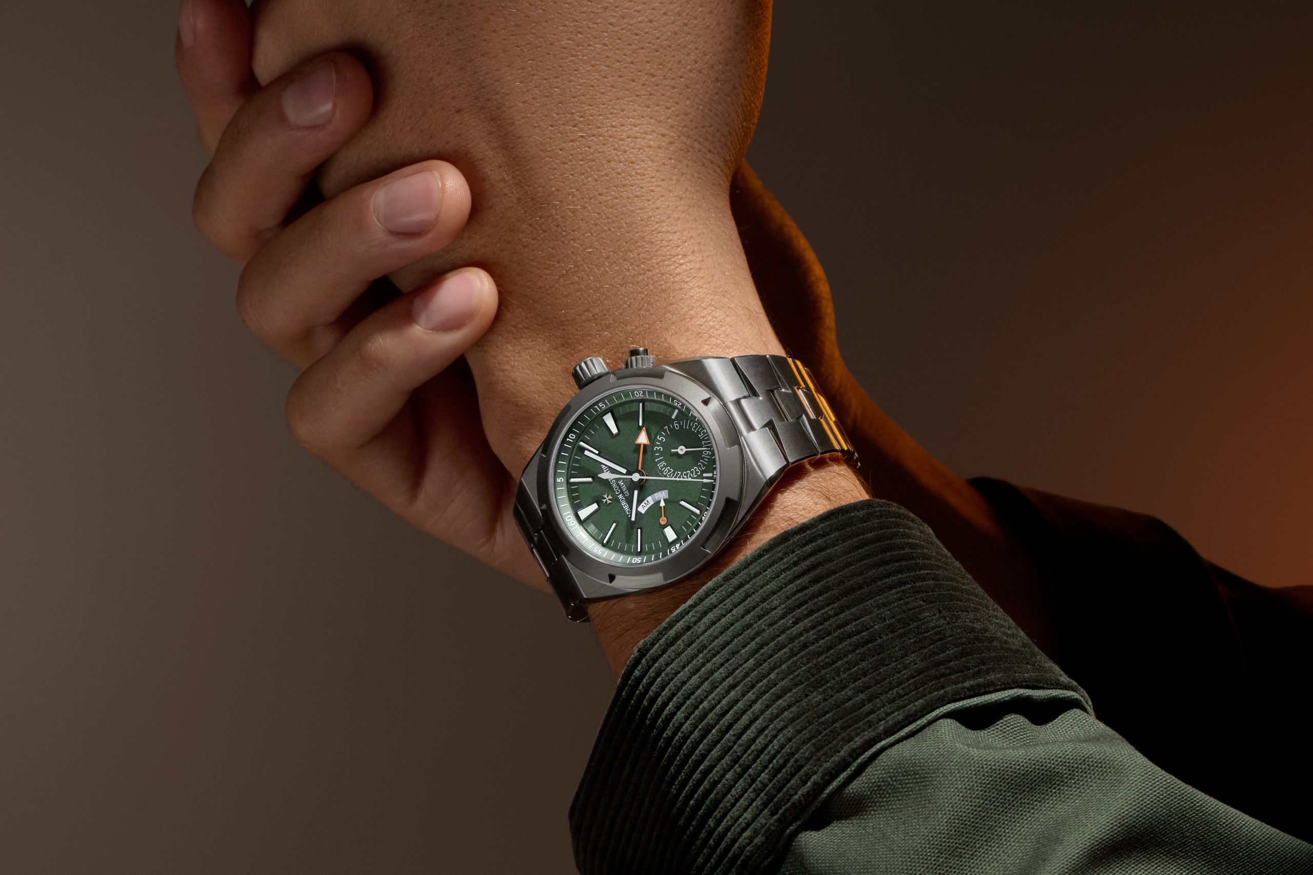 Vacheron Constantin Overseas Dual Time Cardinal Points portee