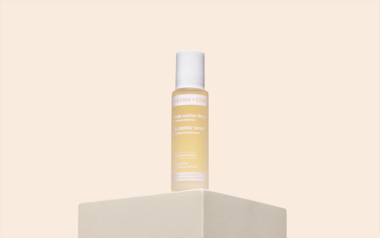 Sérum contour des yeux 5 % caféine et hélichryse Aroma-Zone, flacon roll-on