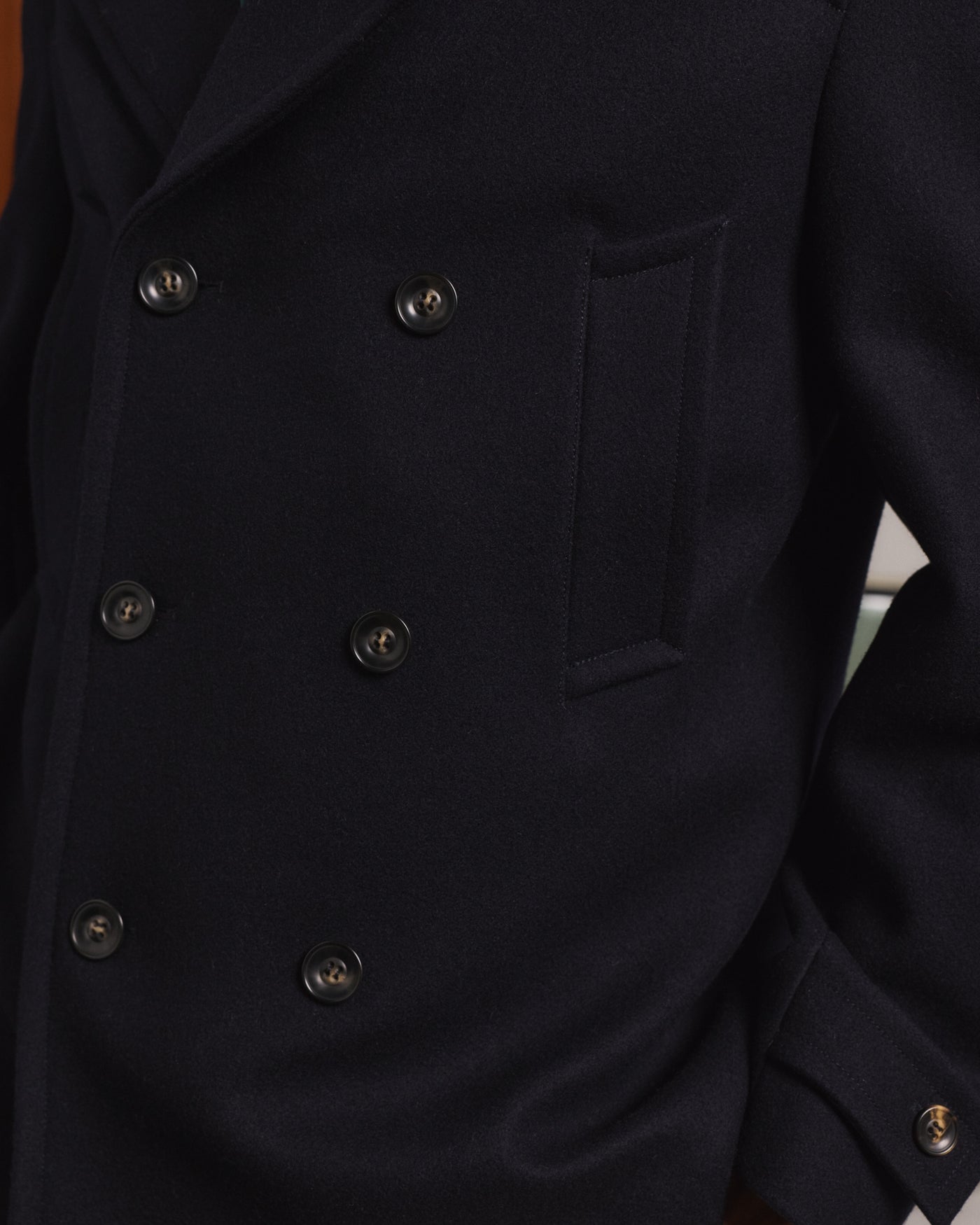 Détail du caban en laine marine Hast, drap dense et boutons