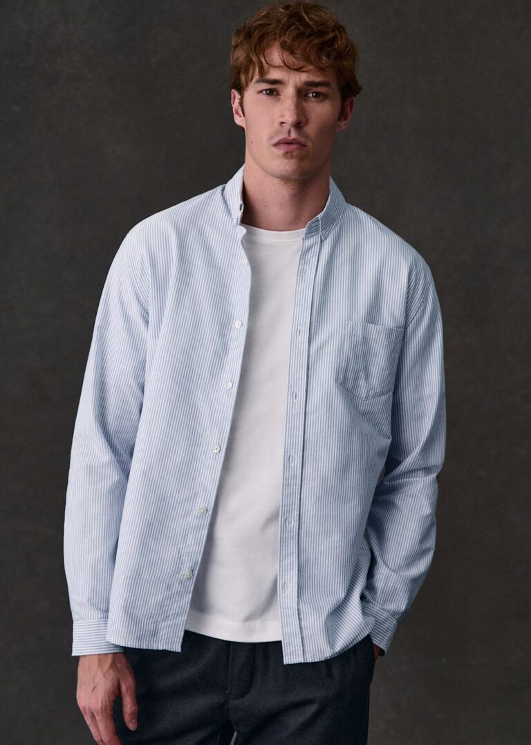 Chemise Charlie en oxford de coton bio à rayures bleues, Octobre Éditions, portée