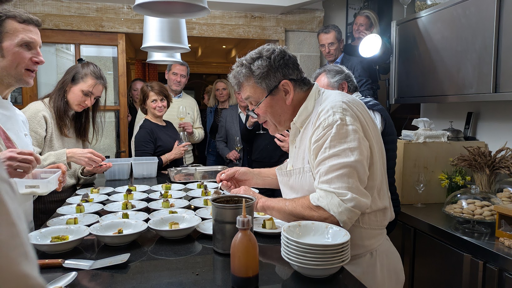 Christophe Saintagne et Patrick Duler en cuisine avec des poireaux du potager lors de la Nuit de Saint-Géry du 31 janvier 2026