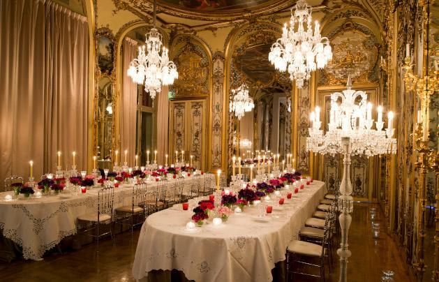 La salle de bal de la Maison Baccarat à Paris, lustres en cristal et boiseries