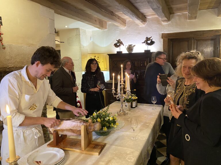 Louis-Dominique Duler découpe devant les convives un jambon de 115 mois d'affinage lors d'une Nuit de Saint-Géry