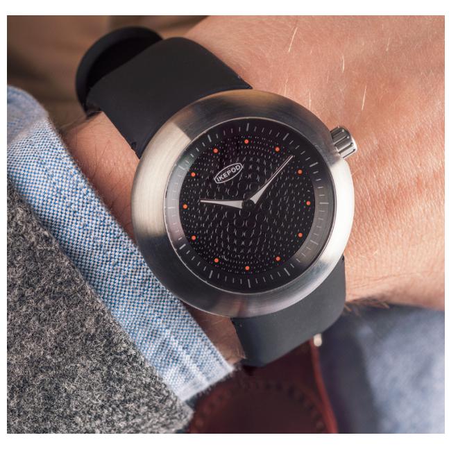 Montre Ikepod Duopod Dots, autre vue du boîtier galet en acier