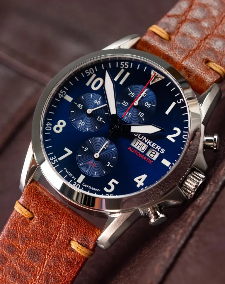 Montre Junkers JU 52 Aviator Chronographe automatique à cadran bleu, boîtier acier 42 mm et bracelet cuir marron