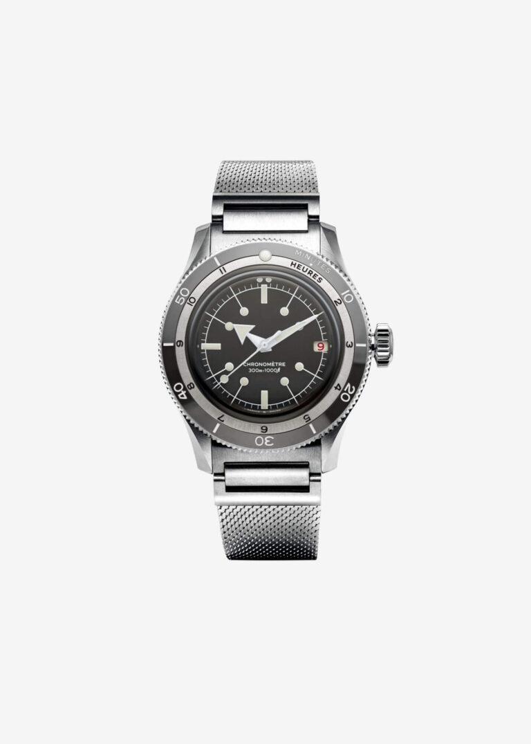 Montre de plongée Serica 5330 à cadran noir mat et guichet date à 3 heures, 39 mm
