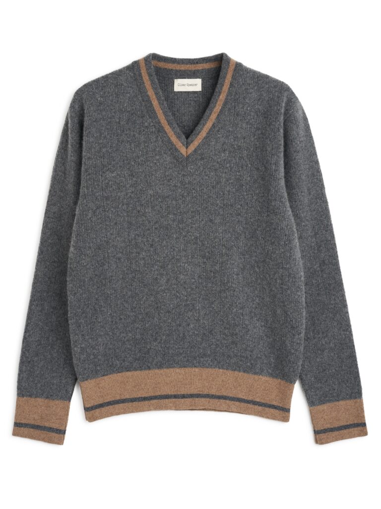 Pull col V Oliver Spencer Hawes en laine extrafine gris anthracite, finitions beiges