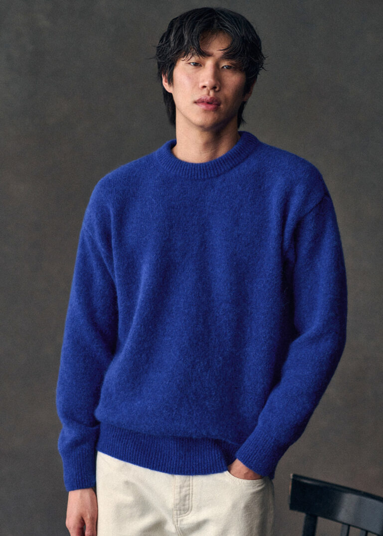 Pull Salisbury en laine bleu roi, Octobre Éditions, porté