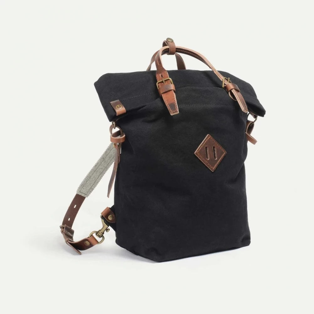 Sac Woody Bleu de Chauffe en toile cirée noire, porté en sac à dos ou en cabas