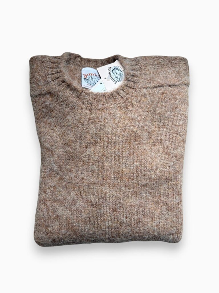 Shaggy sweater Jamieson's de Cadot en laine Shetland brossée, coloris camel