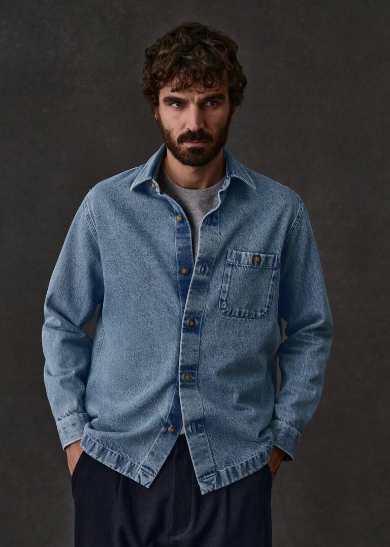 Surchemise Chandler en denim délavé de coton bio, Octobre Éditions, portée