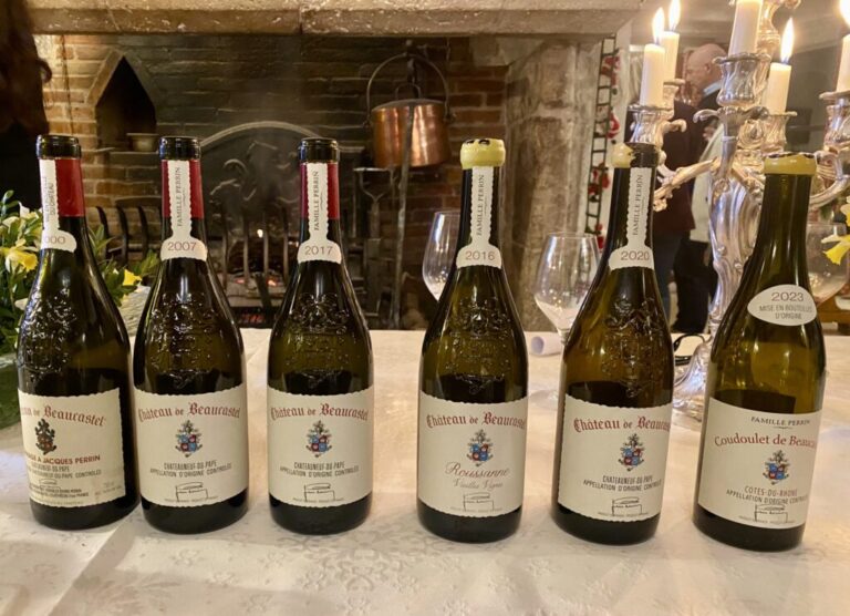 Bouteilles de Château de Beaucastel et de Châteauneuf-du-Pape alignées lors de la Nuit de Saint-Géry du 31 janvier 2026
